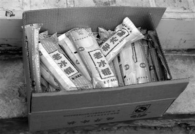 北京瑞华老冰棍用香精和水勾兑。 北京瑞华老冰棍用香精和水勾兑。